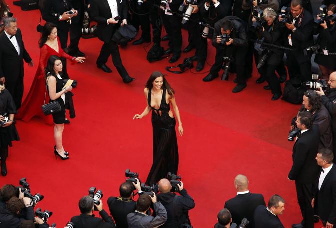 Una Irina Shayk in splendida forma ha monopolizzato i flash dei fotografi al suo arrivo a Cannes. La modella russa, fidanzata con Cristiano Ronaldo, ha partecipato alla presentazione del film 